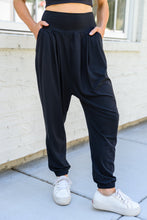 Load image into Gallery viewer, The Motive Slouch Joggers In Black